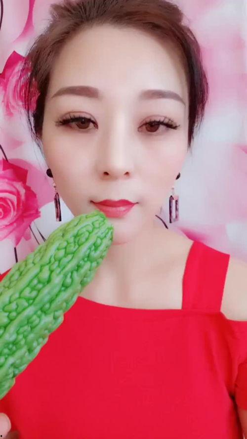 美女吃瓜条,尽享夏日清凉时光