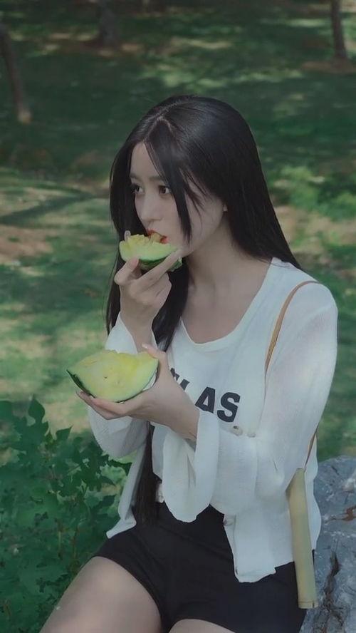 美女吃瓜条,尽享夏日清凉时光