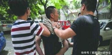 警察出警小孩吃瓜