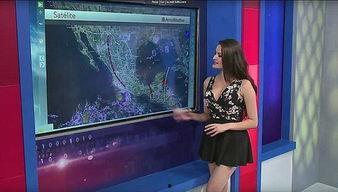 墨西哥女主播吃瓜,意外引发网友热议