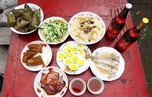 吃瓜男子端饭,引发网友热议