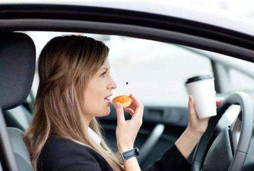 开车吃瓜女生视频,女子驾车吃瓜，意外走红网络