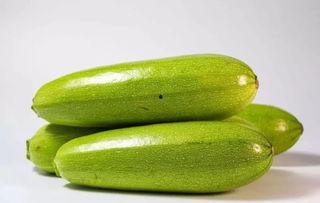 美女吃西葫芦瓜,美女与西葫芦瓜的浪漫邂逅  第3张