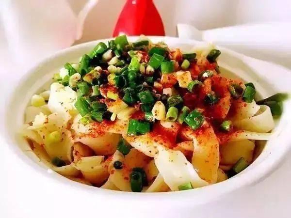 腿瘸不忘吃瓜,逆境中的乐观生活态度 第3张 腿瘸不忘吃瓜,逆境中的乐观生活态度 第3张