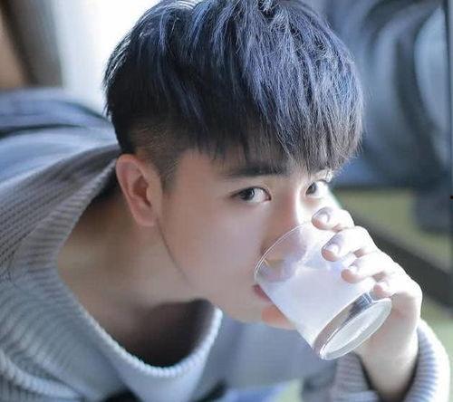 吃瓜的帅气少年,吃瓜少年的帅气传奇  第3张